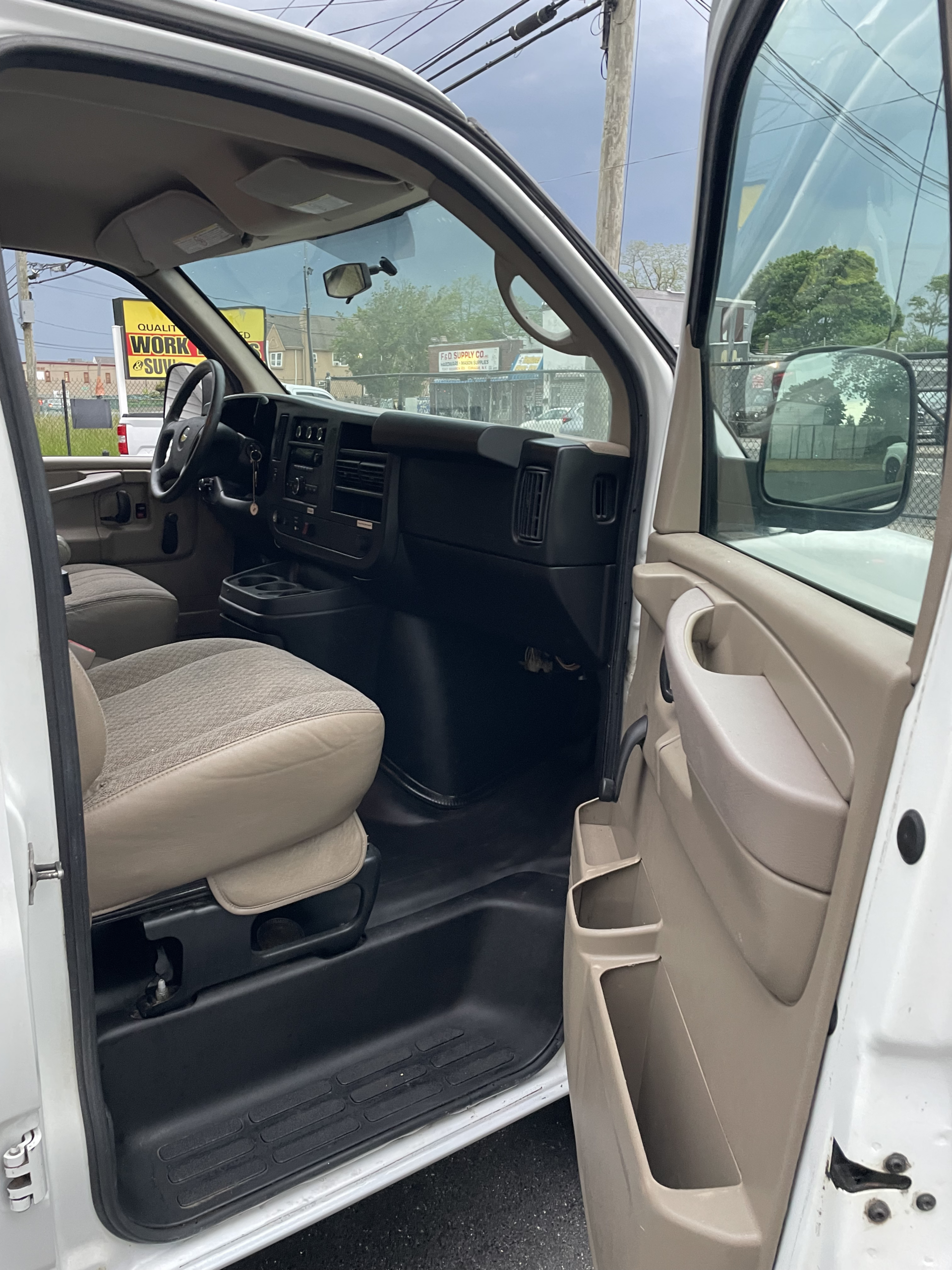 
								2012 Chevrolet Express 2500 full									